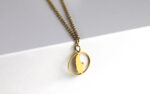 goldene Fusskette an Kante