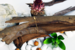goldenes armkettchen holz oben